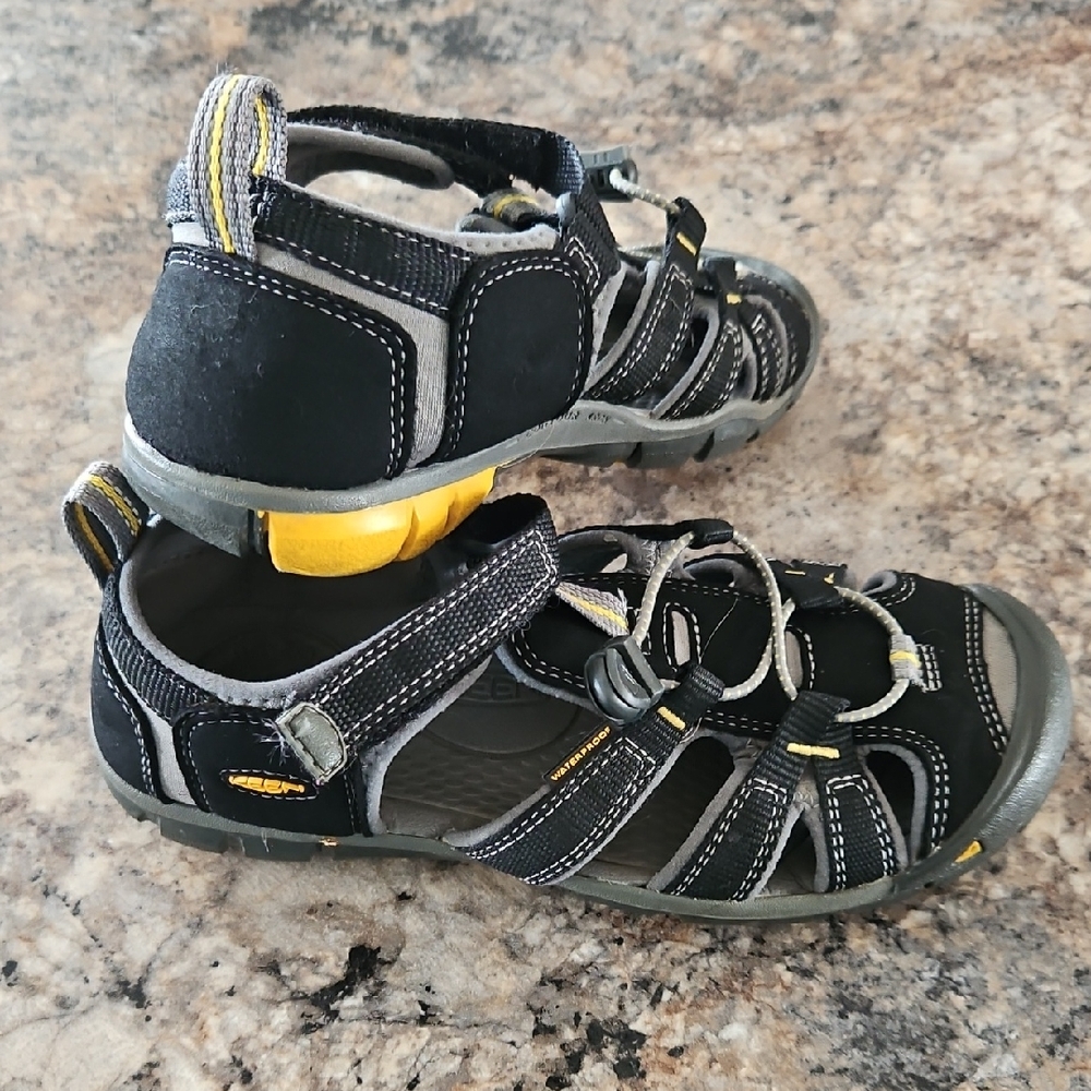Keen Size 4 Kids Black and Yellow‎ Closed-toe Sandals